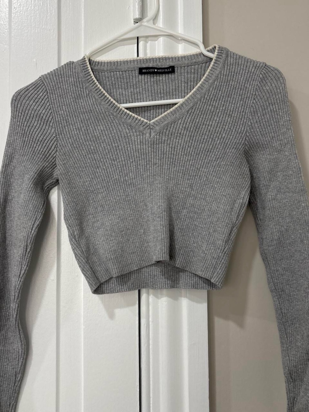 Brandy Melville Gray Ribbed V-Neck Cropped Sweater with Cream Trim